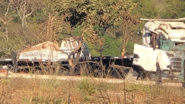 Caminhoneiro morre em grave acidente no trevo da GO-330 com a GO-020, próximo a Pires do Rio