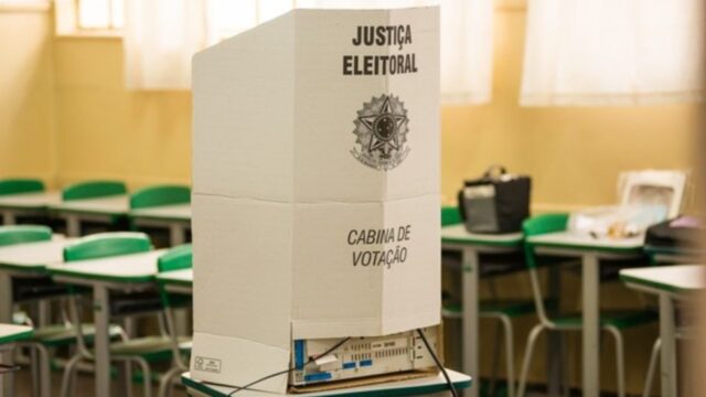 TSE decide proibir que eleitor leve celular para cabine de votação
