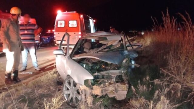 Dois motoristas morrem e quatro passageiros ficam feridos em acidente entre carros em Planaltina