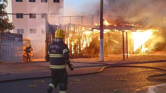 Incêndio em madeireira mobiliza bombeiros em Catalão