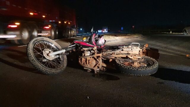 Colisão entre carreta e moto deixa duas vítimas feridas na BR-050 em Catalão
