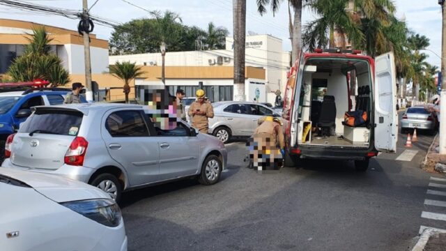 Colisão entre carro e moto em rotatória, deixa mulher ferida no Centro de Catalão