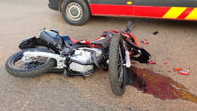 Acidente entre carro e moto deixa um motociclista ferido na Vila Chaud, em Catalão