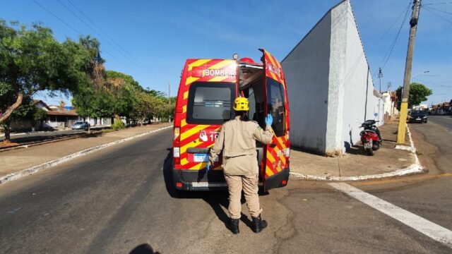 Colisão entre carro e moto em cruzamento deixa um ferido em Catalão