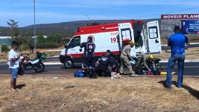 Colisão entre carro e moto deixa mulher gravemente ferida na GO-139 em Caldas Novas