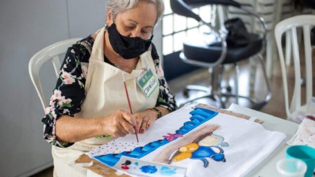 Arte e renda - Secretaria de Ação Social de Ouvidor promove curso de pintura em tecido