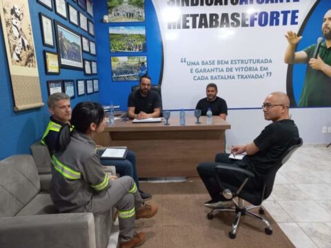 Dirigentes do Sindicato Metabase e representantes da empresa CREC-10 discutem melhorias para trabalhadores