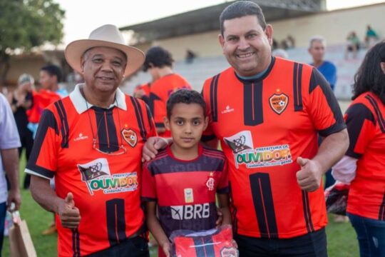 Presidente da Câmara de Vereadores de Ouvidor, acompanha entrega de uniformes a crianças do projeto social "Feras do Futuro"