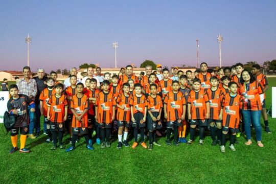 Prefeitura de Ouvidor em parceria com a ABECAT e CMOC, entrega uniforme para todas as crianças da escolinha de futebol