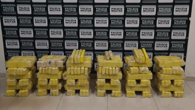 Cerca de 200kg de maconha são encontrados após criminosos jogarem carro contra policiais em Araguari