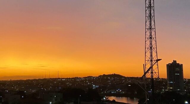 Catalão sob céu variado: Sol predomina com nuvens no final da tarde