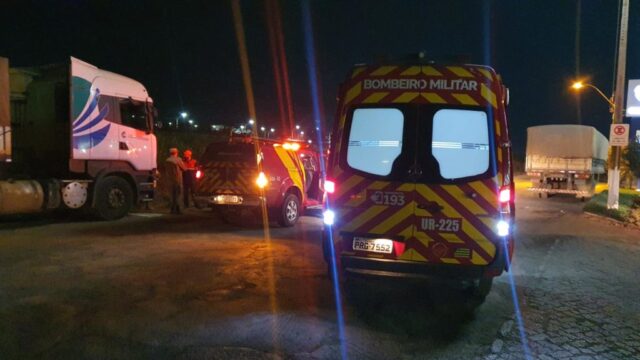 Motorista sofre queda de altura de caminhão e sofre escoriações, em Catalão
