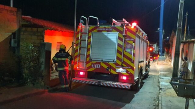 Corpo de Bombeiros combate incêndio em residência no Bairro das Américas