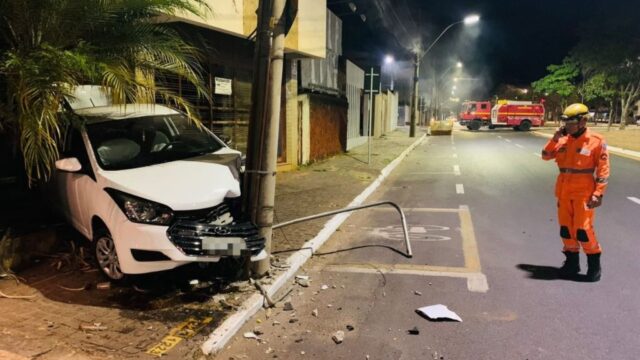 Mulher fica ferida após veículo colidir em poste de iluminação em Araguari