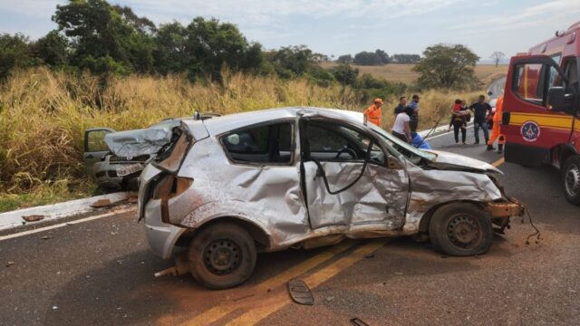 Adolescente de 13 anos perde controle de carro e deixa seis feridos na MG-233 em Tupaciguara