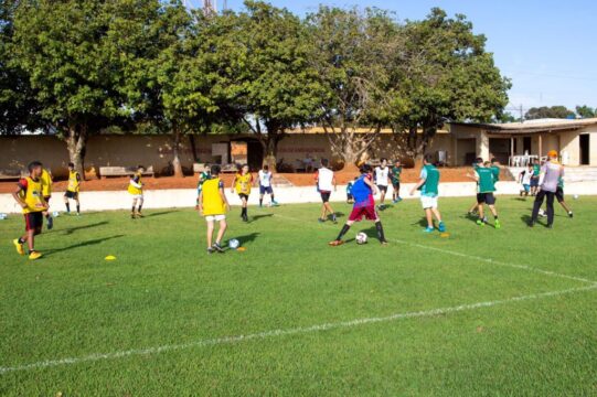 Prefeitura de Ouvidor lança novo projeto de futebol em parceria com a ABECAT e CMOC