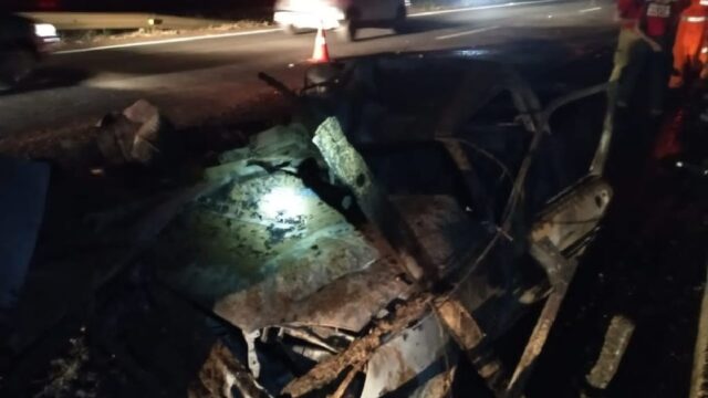 Após colisão duas caminhonetes pegam fogo na BR-050 em Uberlândia