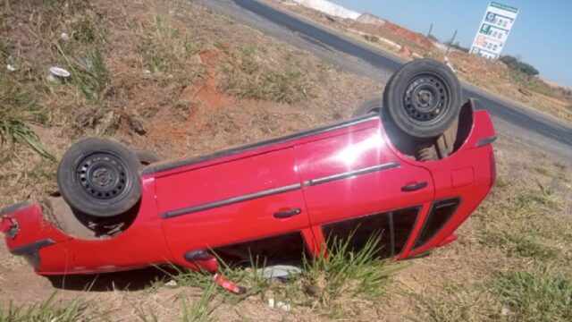 Motorista perde o controle e carro cai em canaleta na BR-050 em Catalão