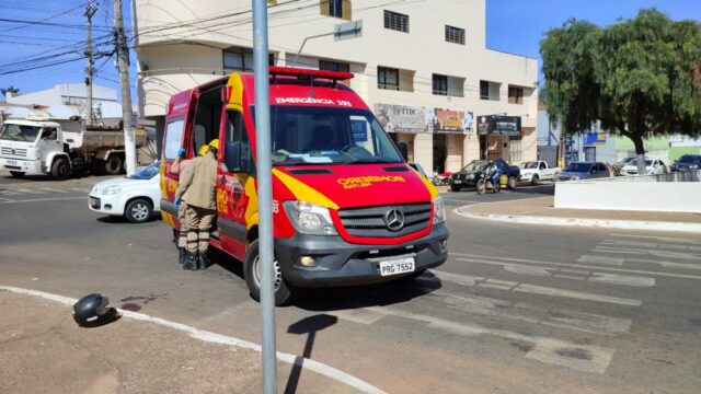 Acidente de trânsito entre caminhão e moto deixa homem com ferimentos no Centro de Catalão