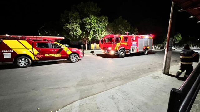 Corpo de Bombeiros combate incêndio em estabelecimento comercial na madrugada desta quinta-feira (18), em Catalão
