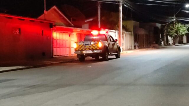 Corpo de Bombeiros realiza atendimento à motociclista que ficou ferida em acidente de trânsito no Bairro N. Sra. de Fátima, em Catalão