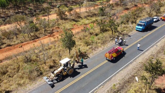 Acidente entre moto e retroescavadeira deixa uma pessoa ferida na GO-330, próximo a Ouvidor