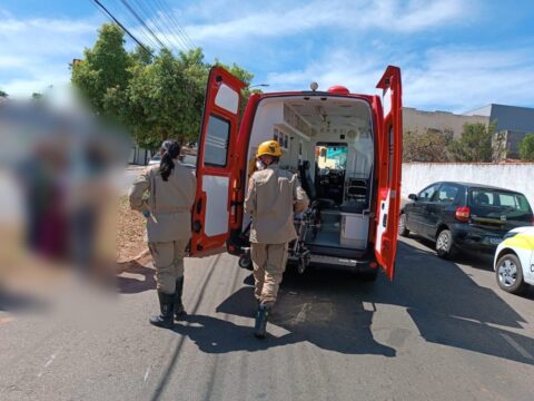 Corpo de Bombeiros atende motociclista, vítima de acidente de trânsito, em Catalão