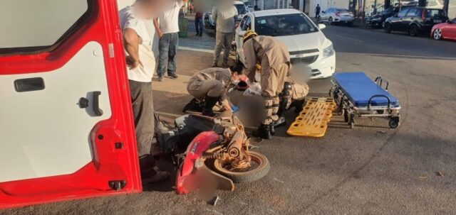 Acidente entre carro e moto deixa um motociclista ferido, em Catalão