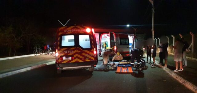 Motociclista fica gravemente ferido após perder o controle da moto e se chocar contra placa e poste de iluminação, em Catalão
