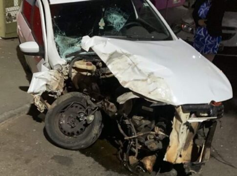 Motorista fica ferido após perder controle de carro e colide contra árvore em avenida de Catalão