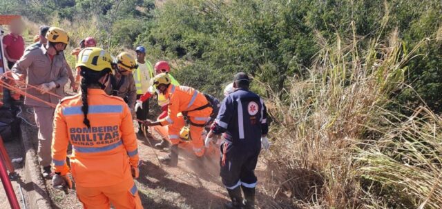 Grave acidente envolveu dois carros e uma carreta deixa vários feridos na BR-050, em Araguari