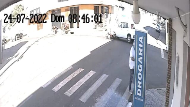 Câmera de segurança flagra grave acidente no bairro Nossa Senhora de Fátima em Catalão; veja vídeo