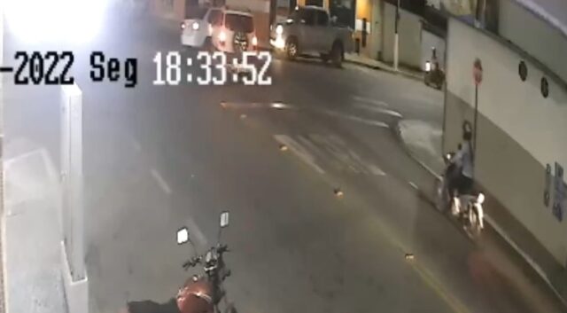 Câmeras de segurança registram acidente envolvendo três veículos em Catalão; veja vídeo