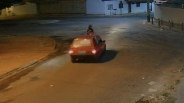 Motorista atropela casal de moto e foge sem prestar socorro, em Caldas Novas: veja vídeo