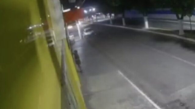 Câmera de segurança flagra vandalismo em comércio no bairro Nossa Senhora de Fátima, em Catalão; veja vídeo