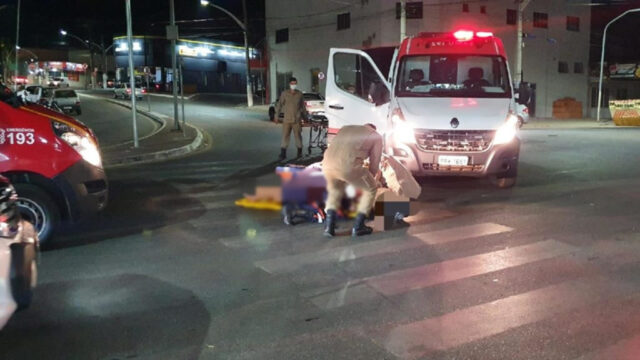 Mulher fica ferida após ser atropelada por moto na faixa de pedestre, em Catalão