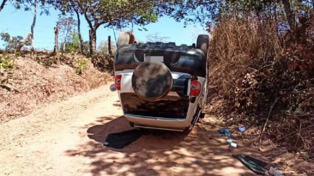 Carro capota em estrada rural e deixa passageiro gravemente ferido em Catalão
