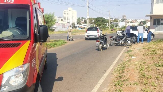 Catalão: por distração com filha, mãe perde o controle do carro e colide contra veículo estacionado em avenida