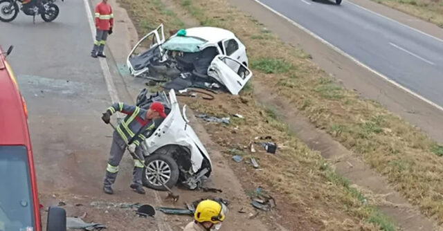 Acidente deixa carro partido ao meio e pessoas feridas na BR-060, em Goiânia; vídeo