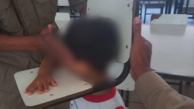 Bombeiros Militares de Luziânia resgatam criança com a cabeça presa em cadeira escolar