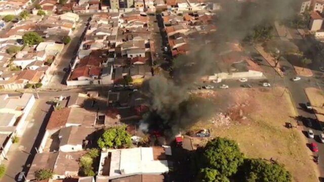 Incêndio destrói casa usada como ferro-velho em Uberlândia