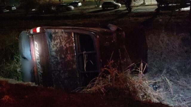 Saída de pista com capotamento na BR-050 deixa motorista ferido, em Catalão