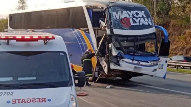 Ônibus de dupla sertaneja bate em caminhão no interior de SP