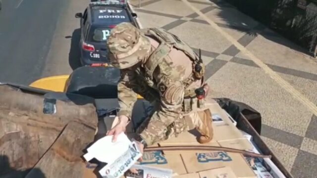 PRF apreende caminhão com 60 mil maços de cigarros contrabandeados
