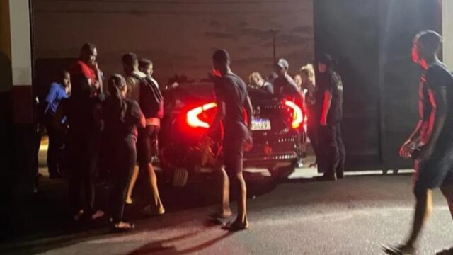 Torcedores do Atlético-GO fazem protesto na porta do centro de treinamento