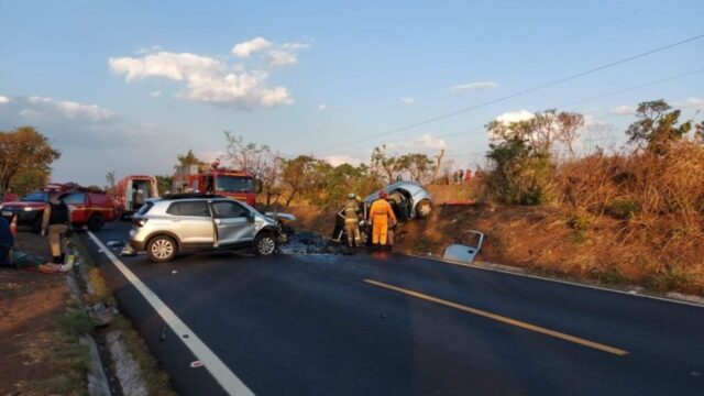 Batida frontal entre dois carros deixa seis feridos e dois mortos em Uberlândia; uma criança está entre as vítimas