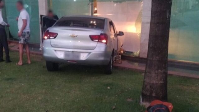 Carro invade a contramão e vai parar dentro de hotel em Goiânia