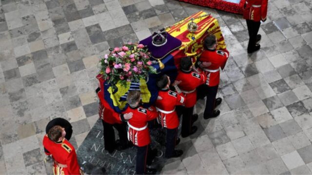 Família real dá último adeus à rainha Elizabeth II; veja como foi