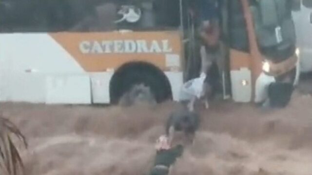 Passageiros de ônibus fazem 'cordão humano' para salvar motociclista que era arrastado por enxurrada em Goiás