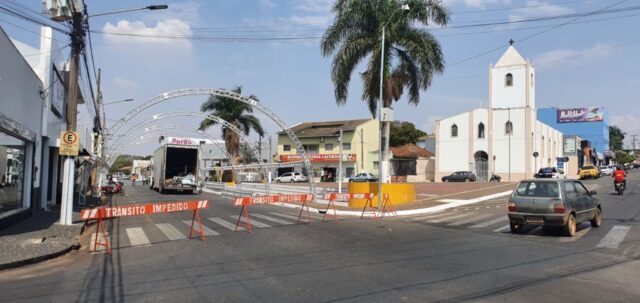 Estrutura para a Festa do Rosário em Catalão começa a ser montada